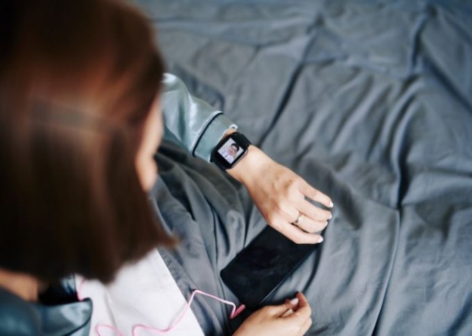 Kobieta sprawdza, kto dzwoni na swoim smartwatchu