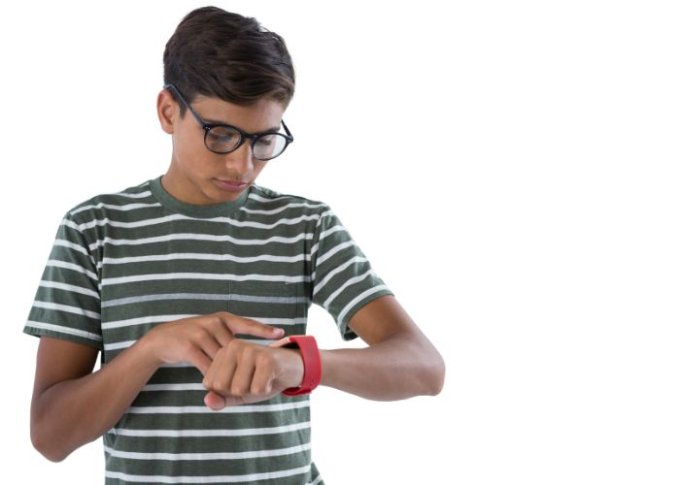 Młody chłopak konfiguruje swojego młodzieżowego smartwatcha