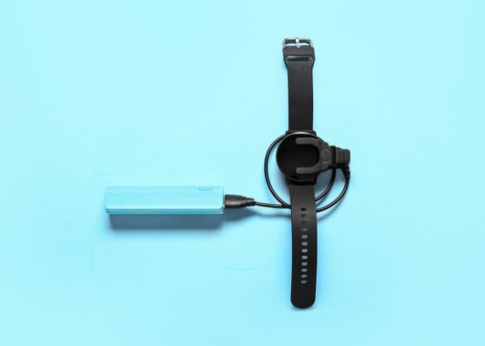 Smartwatch ładowany za pomocą dedykowanej ładowarki